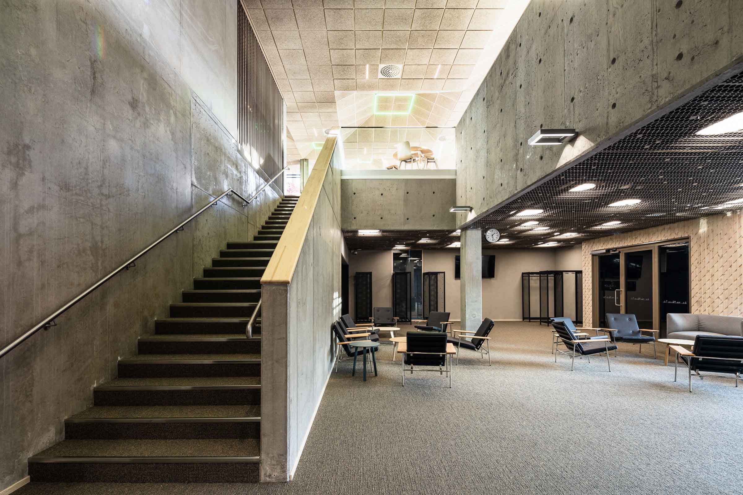 Kuopion Taidelukio Lumitin betoniseinäinen aula ja portaikko.