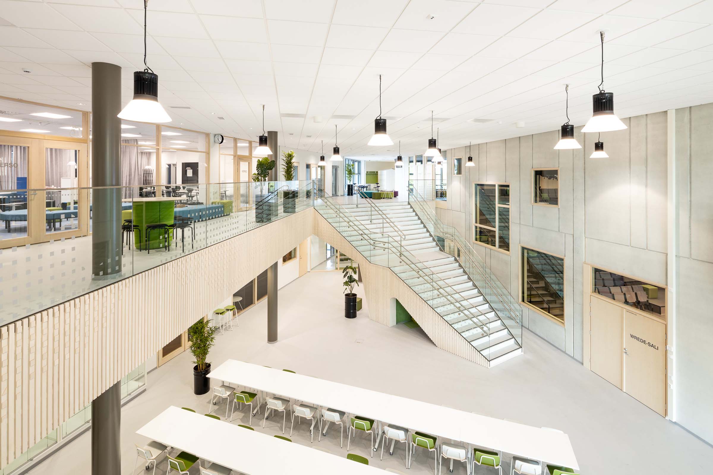 Parkanon koulukampus "Kaarna", näkymä ruokailutilaan ja portaisiin ylätasanteelta.