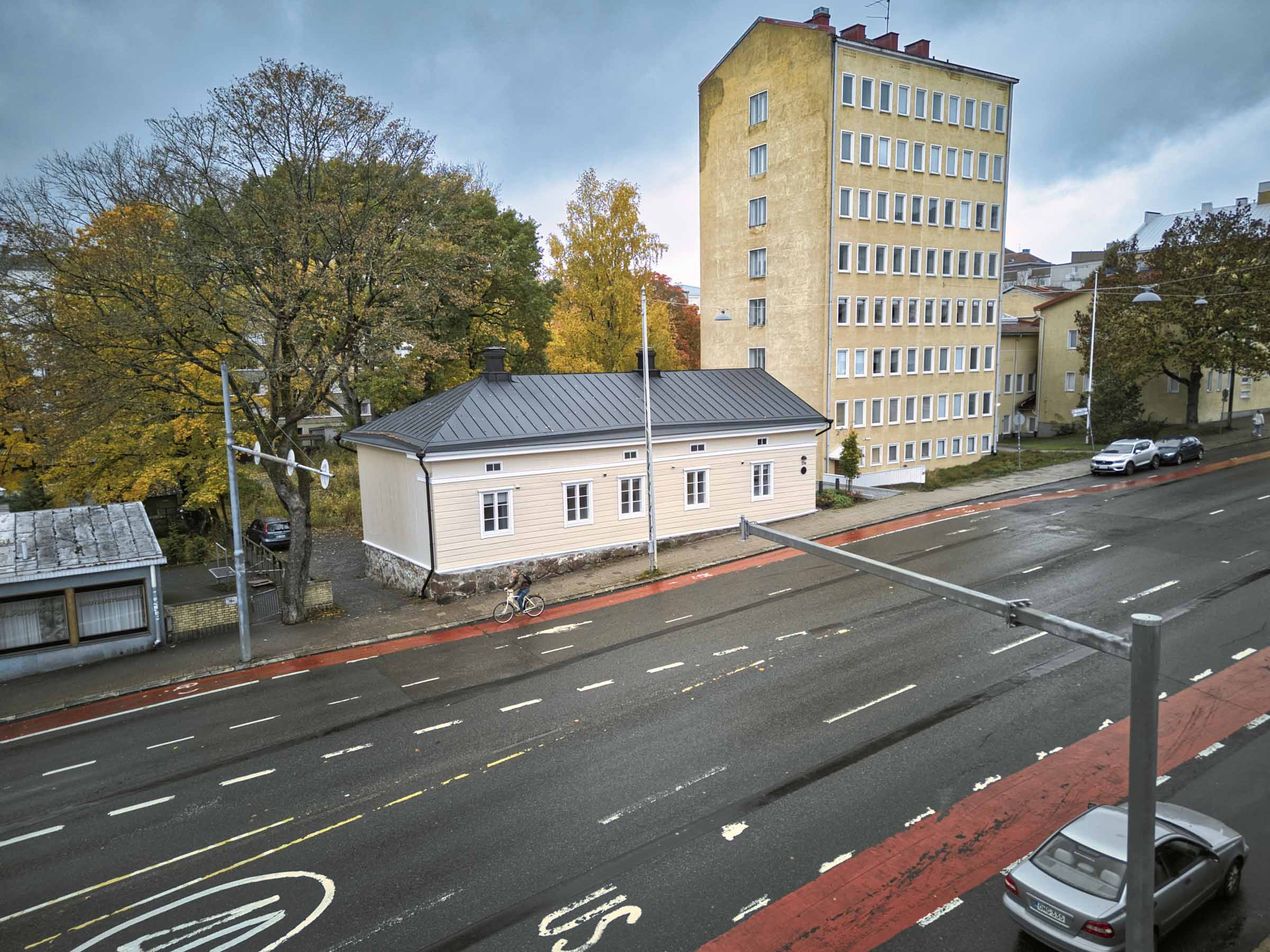 Gustav Sandbergs Hus, näkymä julkisivuun ja naapuritaloihin kadulta.