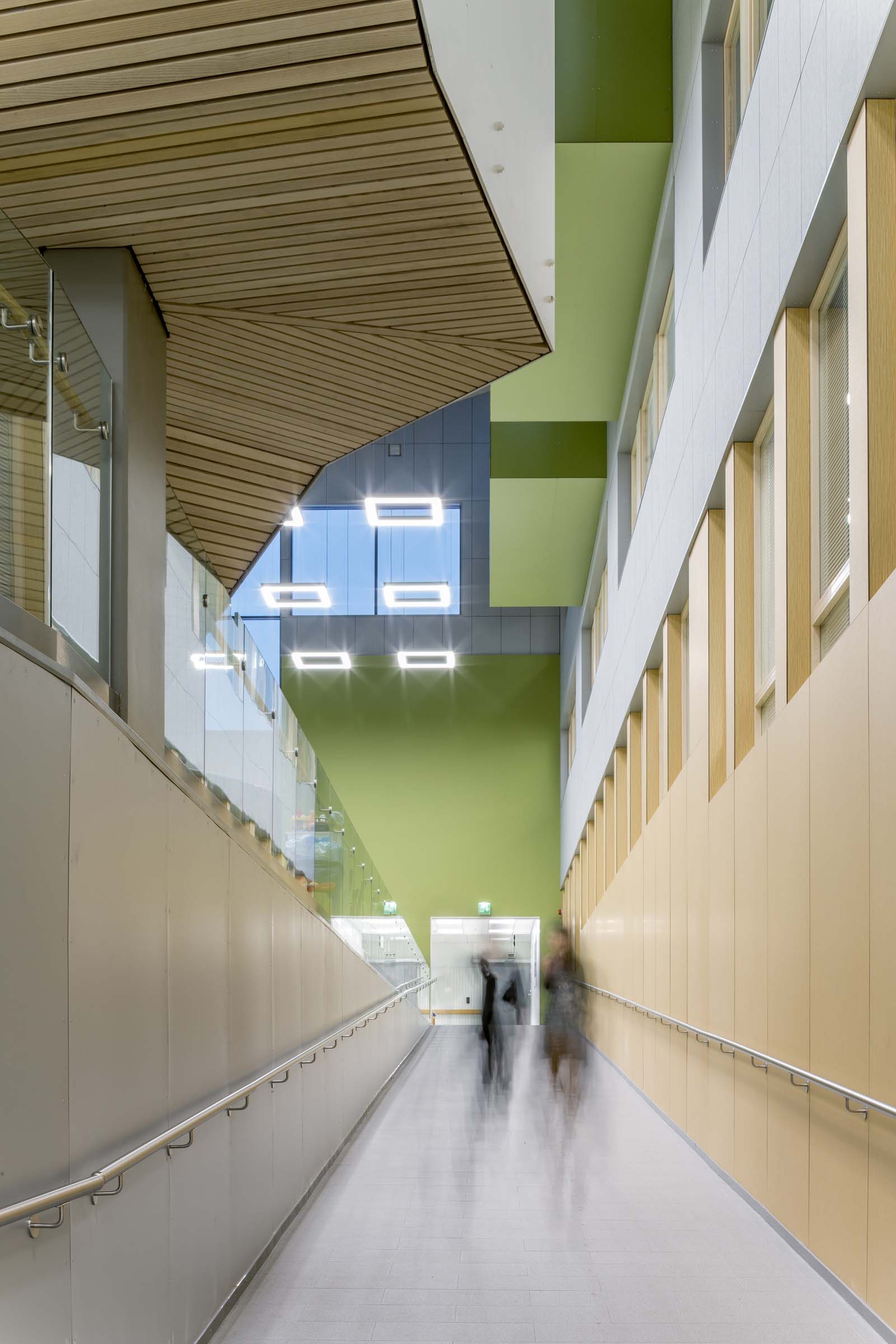 Keski-Pohjanmaan keskussairaala M- ja Y-siivet, käytävä, vihreä päätyseinä ja portaiden alaosan puupanelointi.