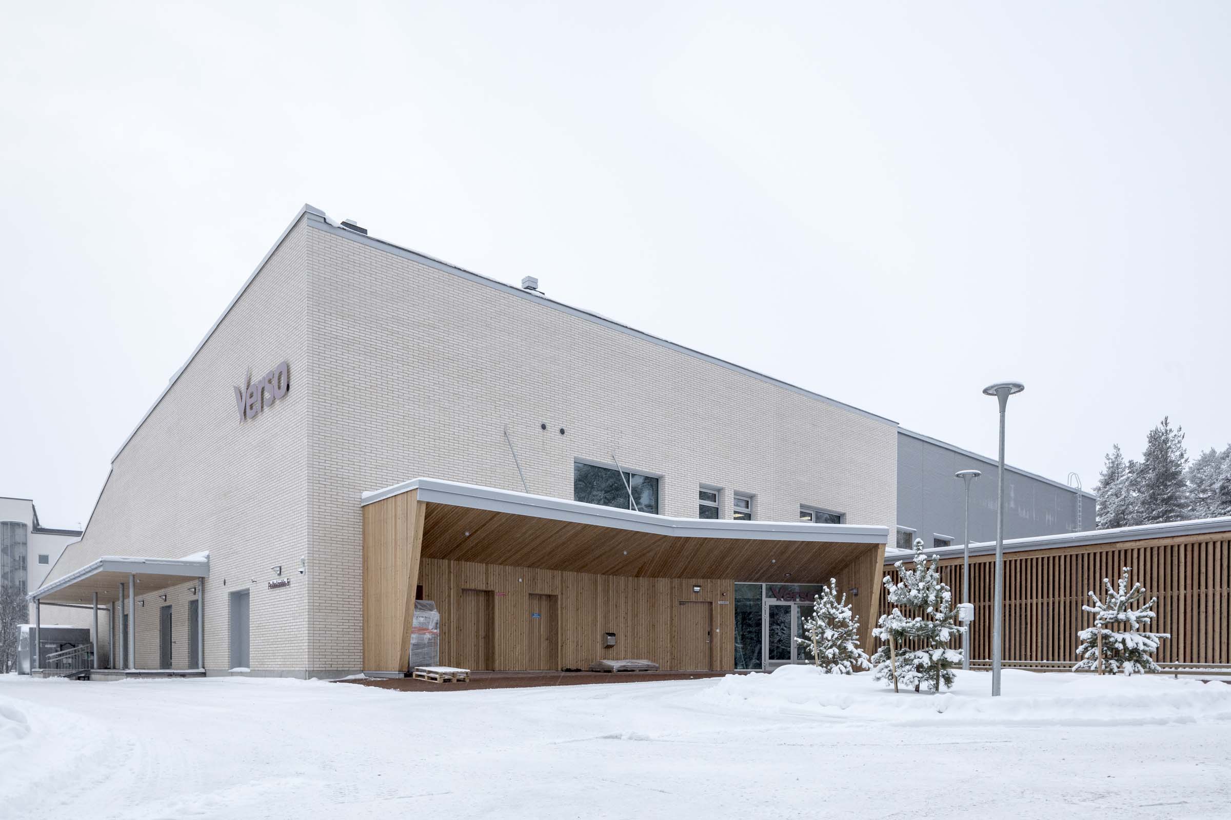 Vaativien erityispalveluiden osaamiskeskus Konsti, julkisivu, puuverhoiltu sisäänkäyntikatos talvella.