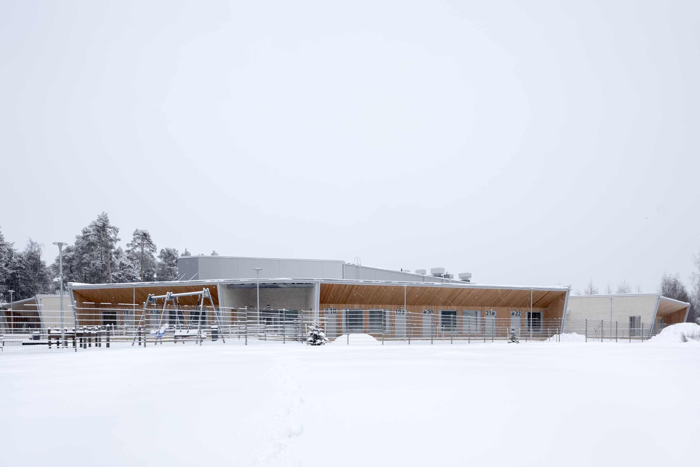 Vaativien erityispalveluiden osaamiskeskus Konsti, julkisivu talvisessa maisemassa.