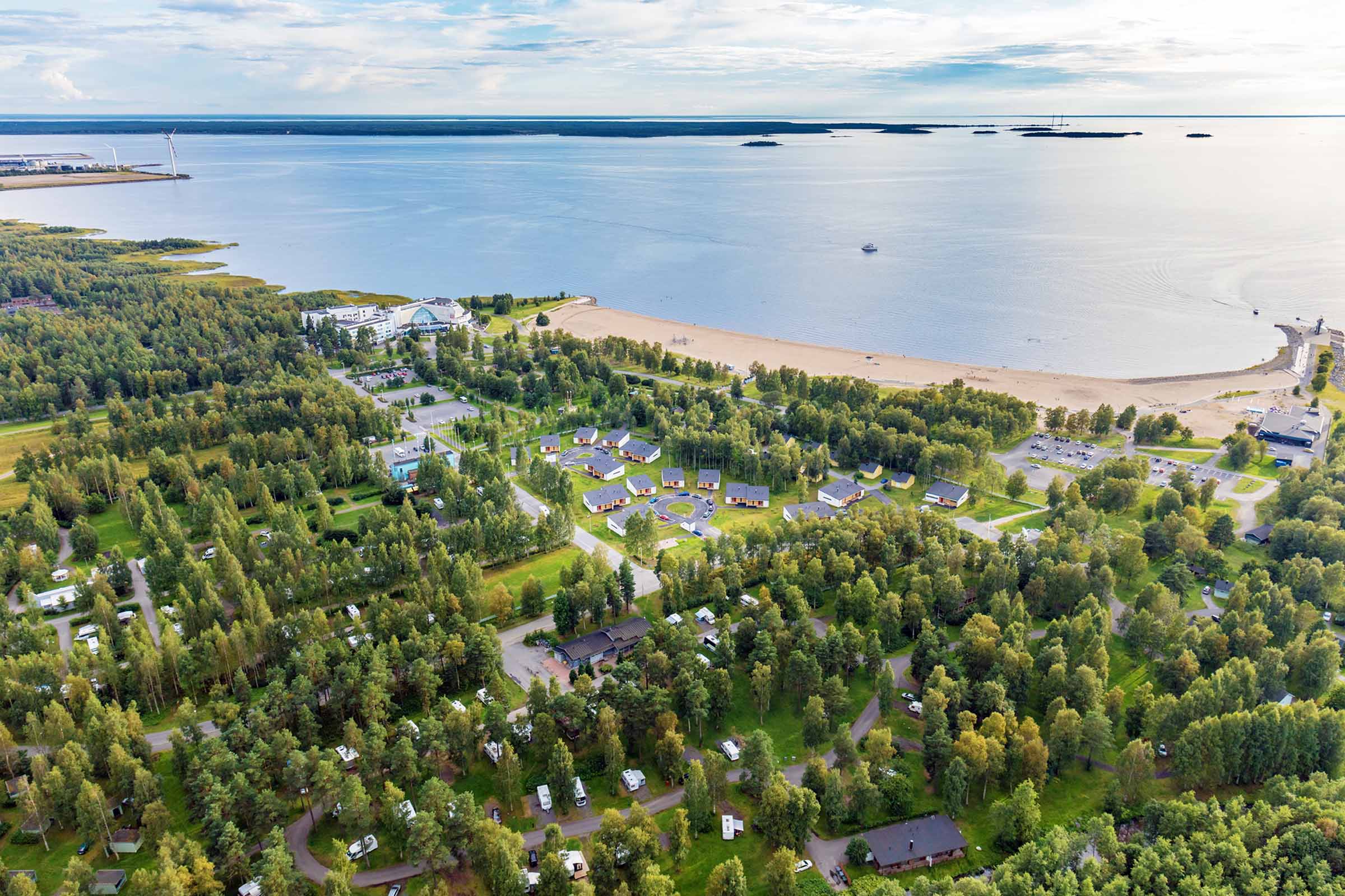Oulun Nallikarin leirintäalueen Poiju-korttelin aluesuunnitelma, ilmakuva alueesta, taka-alalla meri.